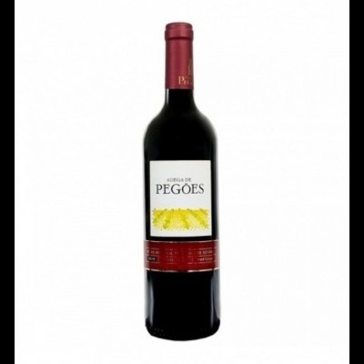 Garrafa de vinho tinto Adega de Pegões com rótulo branco e cápsula vermelha