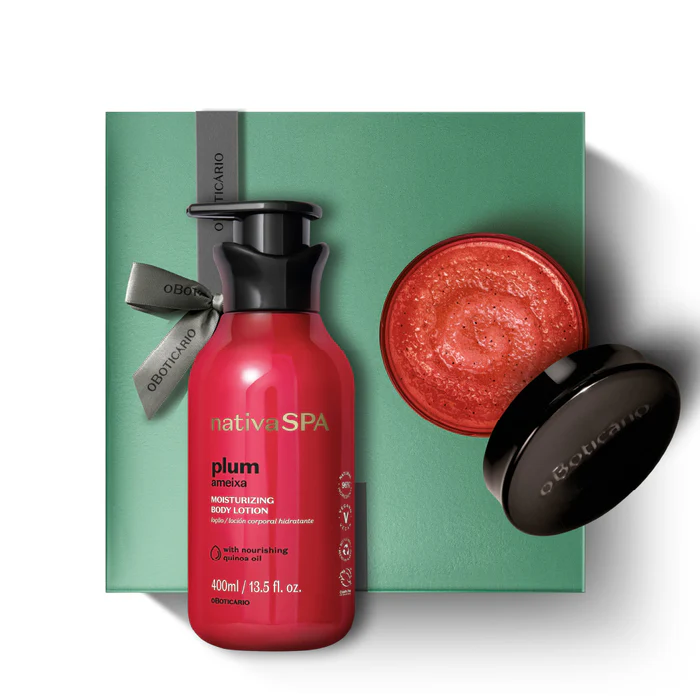 1001464 KIT ESFOLIAÇÃO NATIVA SPA AMEIXA Conjunto Nativa SPA plum com loção hidratante e creme esfoliante sobre caixa verde com fita cinza