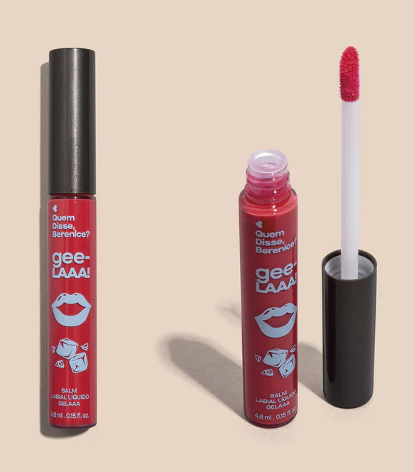 QDB7638 Bálsamo Labial Líquido Rosa Glacial Gela, 4,6ml Frascos de gloss labial líquido gelado vermelhos com tampa preta, um aberto com aplicador, em fundo bege