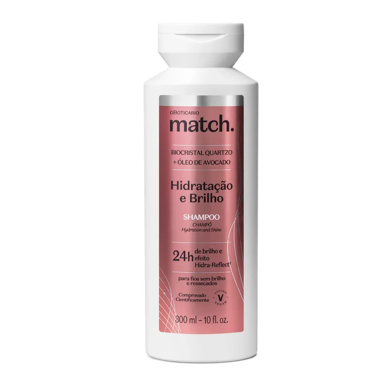 82887 Shampoo Match Hidratação e Brilho 300ml Frasco de shampoo da marca oBoticário match com rótulo rosa e texto em português