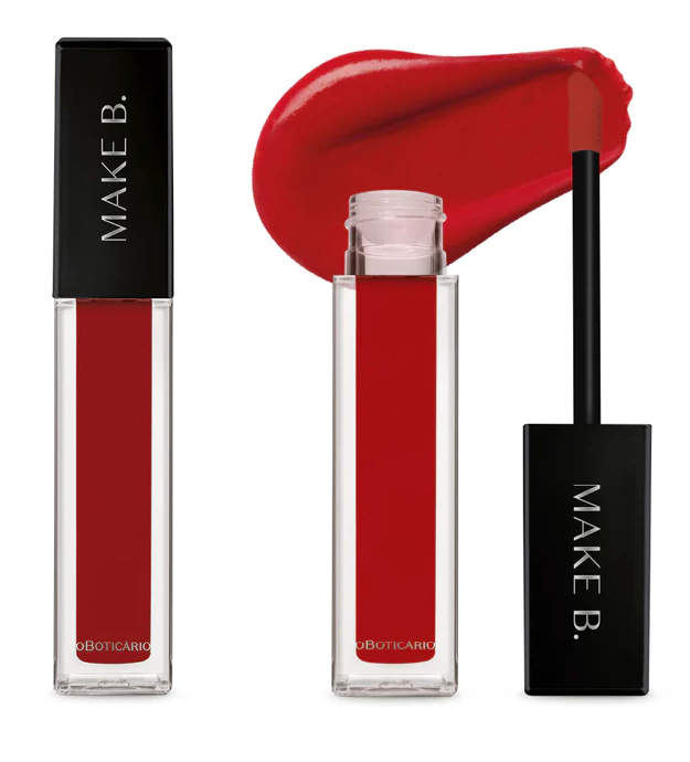 51182 BATOM LÍQUIDO MATE COM ÁCIDO POLIGLUTÂMICO MAKE B. Dois batons líquidos vermelhos O Boticário, um aberto com aplicador e mancha de batom