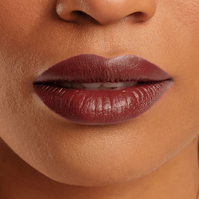 Lábios femininos com batom vinho escuro mate