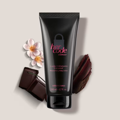 Tubo de loção hidratante corporal preto com flores, chocolate e madeira ao lado