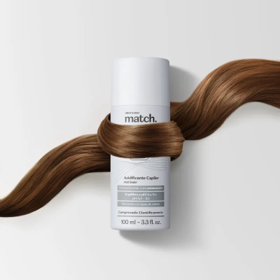 Frasco de produto capilar branco com mecha de cabelo castanho envolta