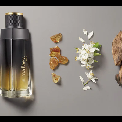 Frasco de perfume Malbec Contradiction com elementos naturais ao lado