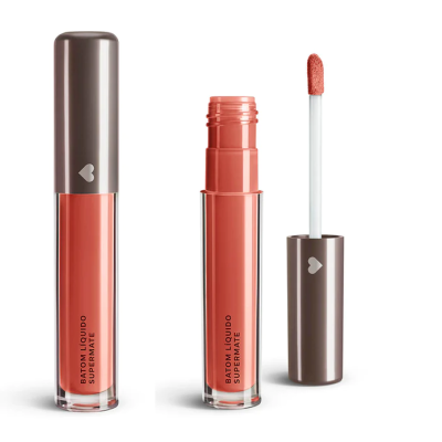 Batom líquido coral em embalagem transparente com tampa castanha e aplicador