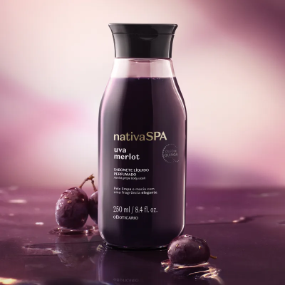 Frasco de sabonete líquido perfumado nativaSPA uva merlot com uvas ao lado