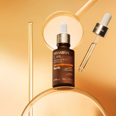 Frasco de sérum vitamina C 10% Botik com conta-gotas em fundo dourado