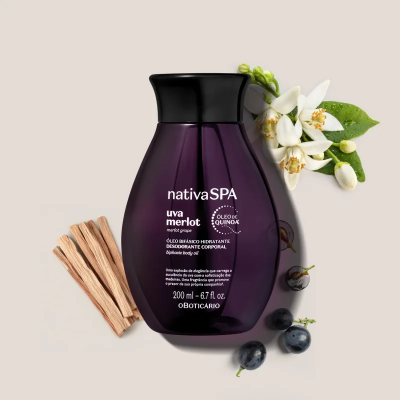 Frasco roxo de óleo de massagem hidratante nativaSPA uva merlot com flores e bagas ao lado