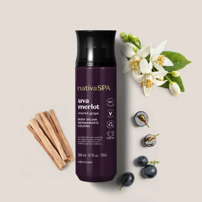 Frasco de body splash desodorante uva merlot com paus de madeira, flores brancas e bagas escuras