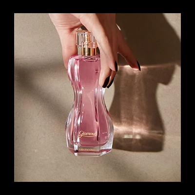 Frasco de perfume rosa Glamour O Boticário com mão segurando