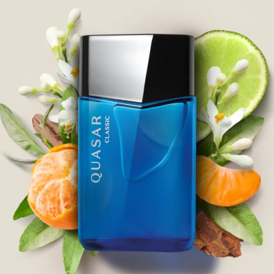 Frasco azul de perfume QUASAR CLASSIC com flores, tangerina, lima e canela ao redor