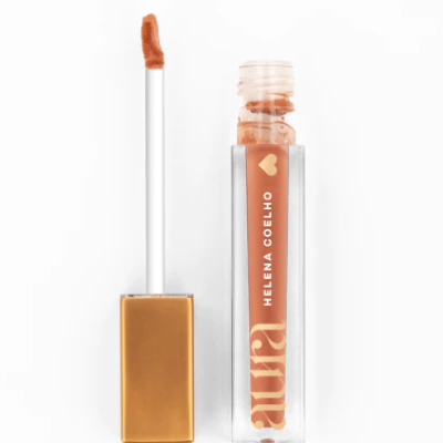 Batom líquido nude com embalagem transparente, tampa dourada e texto HELENA COELHO