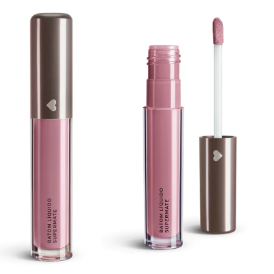 Três batons líquidos rosa claro com tampa castanha e aplicador visível.