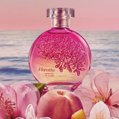 Frasco de perfume Floratta Romance de Verão com flores e pêssego junto ao mar