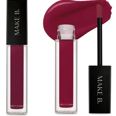 Batom líquido vinho escuro com embalagem transparente e tampa preta Make B.