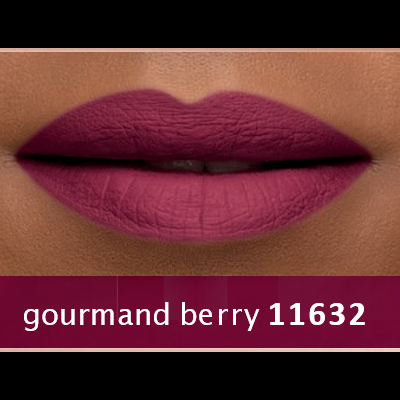 Lábios com batom vinho mate e etiqueta com texto gourmand berry 11632.