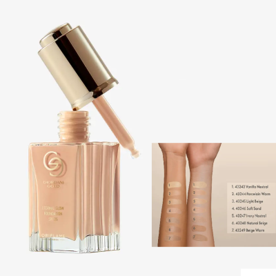 Frasco de base líquida Dior Backstage e amostra de 7 tons na pele.