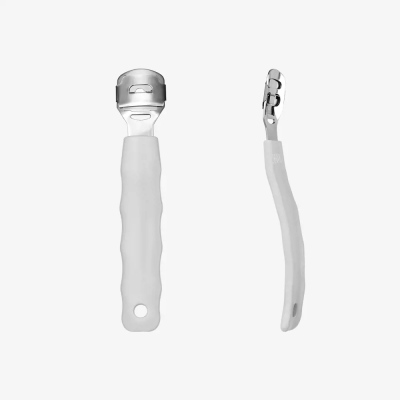 Utensílio de cozinha com cabo plástico branco e parte superior metálica