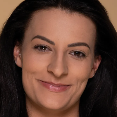 Retrato de mulher com cabelo castanho escuro e maquilhagem natural