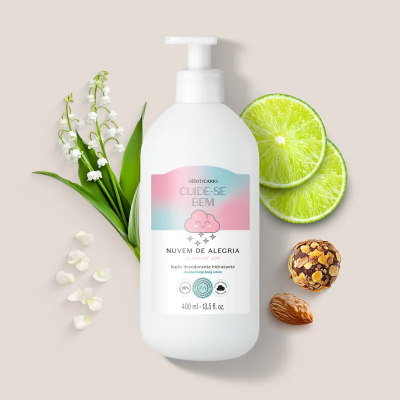 Frasco de loção hidratante com flores e frutos decorativos ao redor