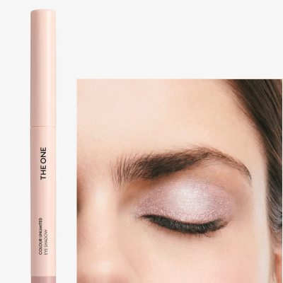 Lápis de sombra rosa claro THE ONE e pálpebra feminina com sombra rosa brilhante