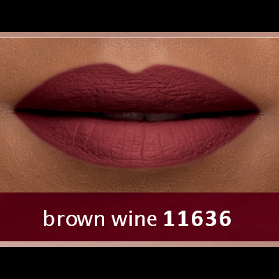 Lábios femininos com batom castanho avermelhado mate e texto 'brown wine 11636'