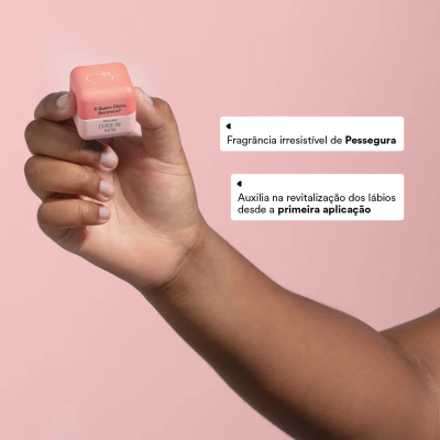 Mão segura embalagem de produto cosmético rosa claro com texto e fundo rosa