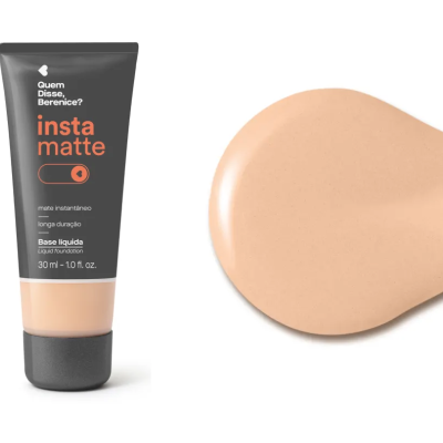 Tubo de base líquida mate com amostra da base ao lado sobre fundo branco