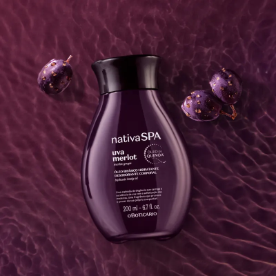 Frasco roxo escuro de hidratante corporal nativaSPA uva merlot com fundo roxo e bagas