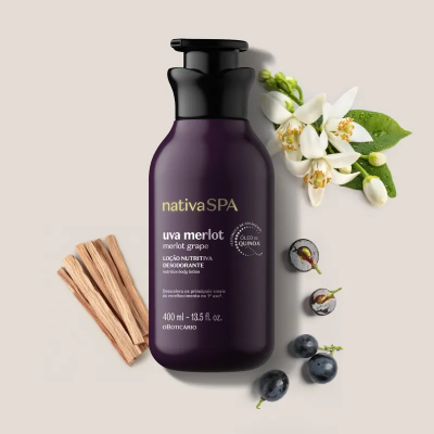 Frasco roxo escuro Nativa SPA uva merlot com flores e frutos ao lado