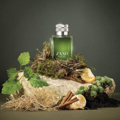 Frasco verde de perfume ZAAD VENTURE sobre pedra com musgo e paus de canela