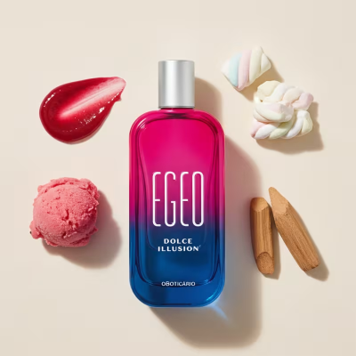 Frasco de perfume EGEO Dolce Illusion com elementos doces e naturais ao redor