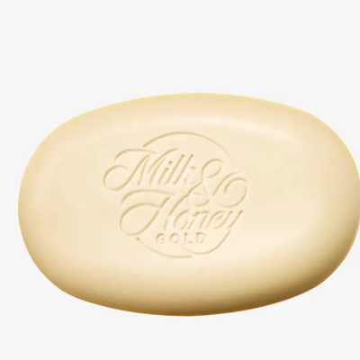 Sabonete oval bege claro com inscrição em relevo