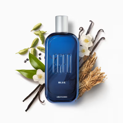 Frasco azul escuro de perfume EGEO BLUE com elementos naturais ao redor