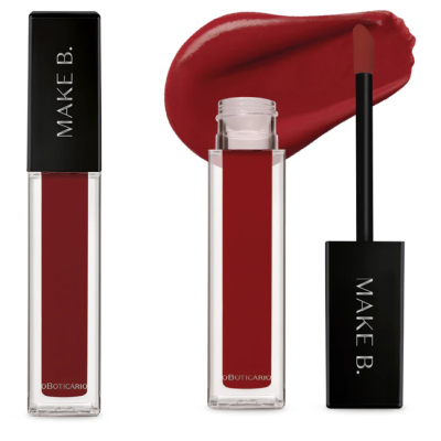 batom líquido vermelho escuro MAKE B. com embalagem transparente e tampa preta