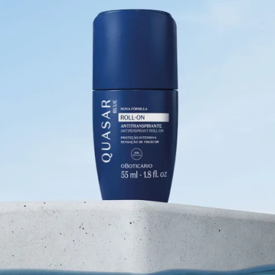Desodorizante roll-on azul QUASAR Blue do O Boticário em superfície cinza