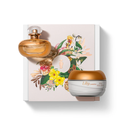 Conjunto de perfume e creme corporal Lily Lumière com caixa floral