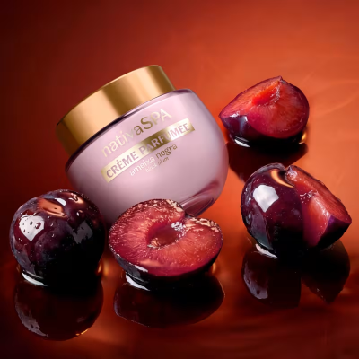 Frasco creme perfumado nativa SPA com ameixas negras cortadas
