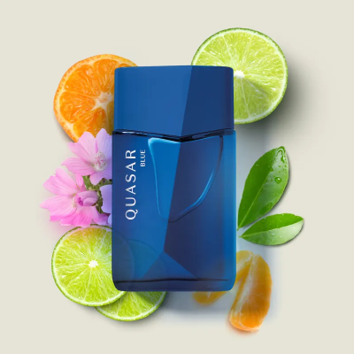 Frasco azul de perfume QUASAR BLUE com frutas cítricas e flores ao fundo