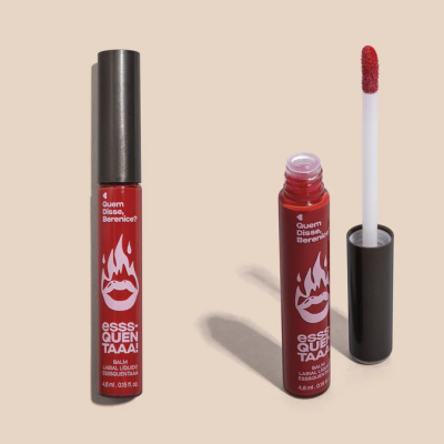 Dois batons líquidos vermelhos Quem Disse, Berenice? com tampa preta, um aberto com aplicador