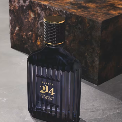 Frasco de vidro preto com tampa preta e dourada e texto BOTICA 214 VERANO IN FIRENZE