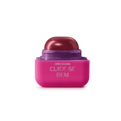 Bálsamo labial rosa e púrpura com produto vermelho escuro