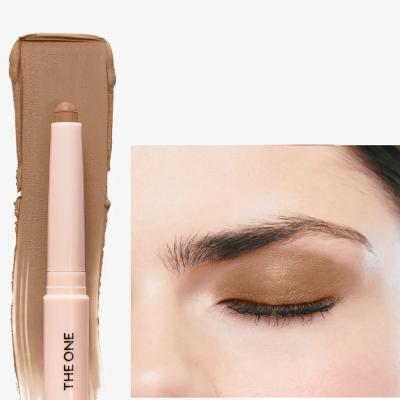 Bastão de maquilhagem castanho nude e olho com sombra castanha nude aplicada