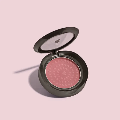 Blush rosa em estojo preto aberto com relevo de gotas e coração