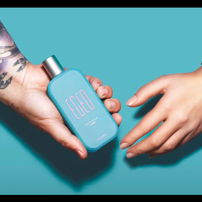 Frasco azul claro de perfume com texto Egeo Vanilla Pulse em rosa e tampa prata.