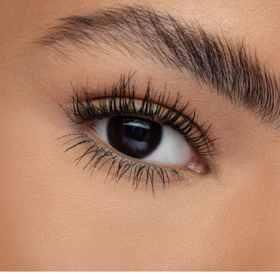 Close-up de olho com sobrancelha espessa e pestanas longas negras