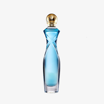 Frasco de perfume azul com tampa dourada sobre fundo branco