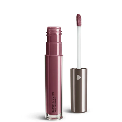 Batom líquido cor malva com embalagem transparente e tampa castanha com coração branco