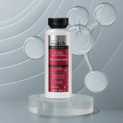 Frasco de champô O Boticário Match Science Reconstrução com rótulo vermelho em suporte translúcido